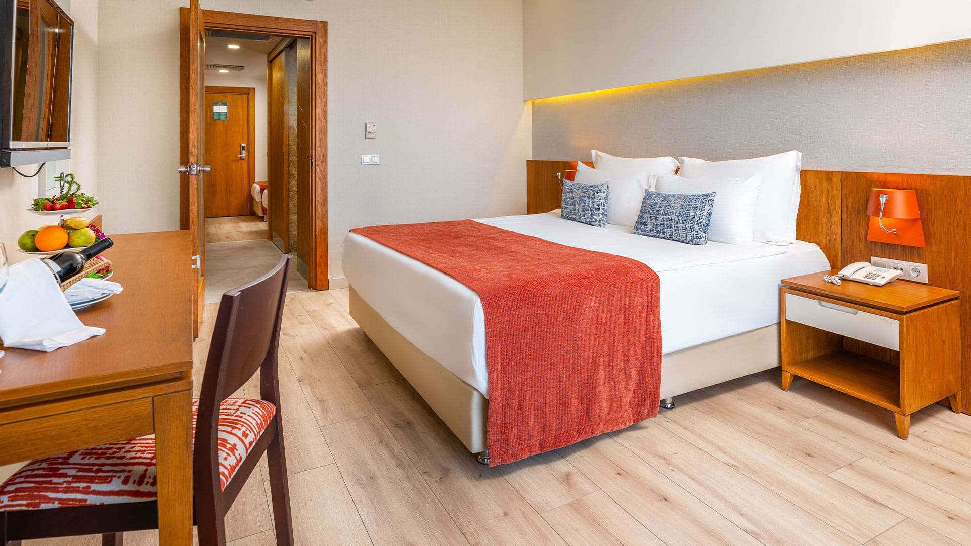 http://Chambre%20élégante%20avec%20un%20grand%20lit%20double,%20un%20décor%20neutre%20et%20une%20vue%20sur%20la%20mer%20depuis%20la%20fenêtre.