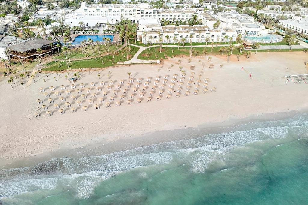 http://Vue%20aérienne%20de%20la%20plage%20avec%20parasols%20devant%20l'hôtel