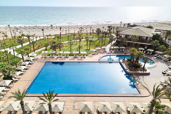 http://Vue%20de%20la%20piscine%20et%20de%20la%20mer%20depuis%20l'hôtel